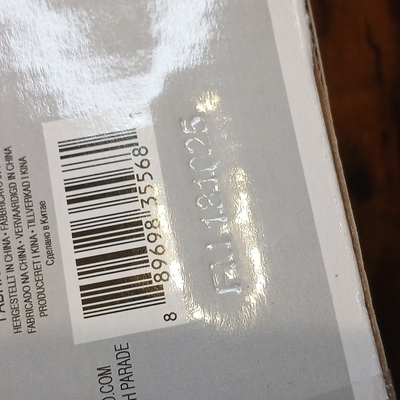 Funko Pop! Aquaman Deluxe with Black and Gold Accents - Picture 7 of 8